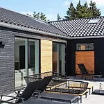 10 Person In * Blåvand